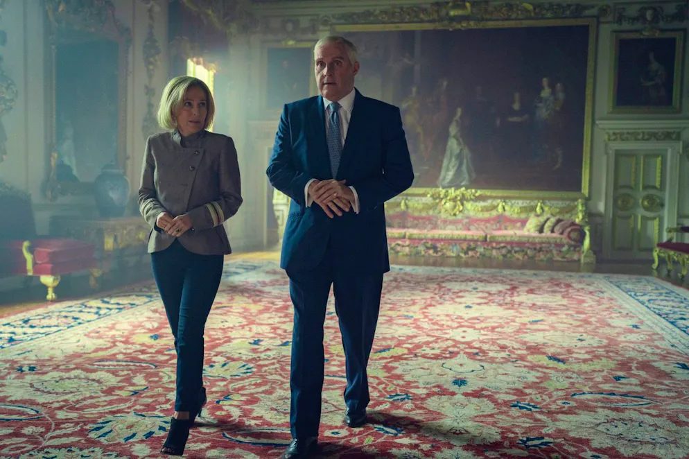 «Scoop»: Gillian Anderson bringt Prinz Andrew zu Fall. Prinz Andrew (Rufus Sewell) gibt der BBC-Journalistin Emily Maitlis (Gillian Anderson) in «Scoop» eine kleine Tour im Buckingham Palace. Er wollte mit einem Interview über seine Freundschaft mit dem Sexualstraftäter Jeffrey Epstein sein angeschlagenes Image aufpolieren, aber das ging tüchtig daneben.