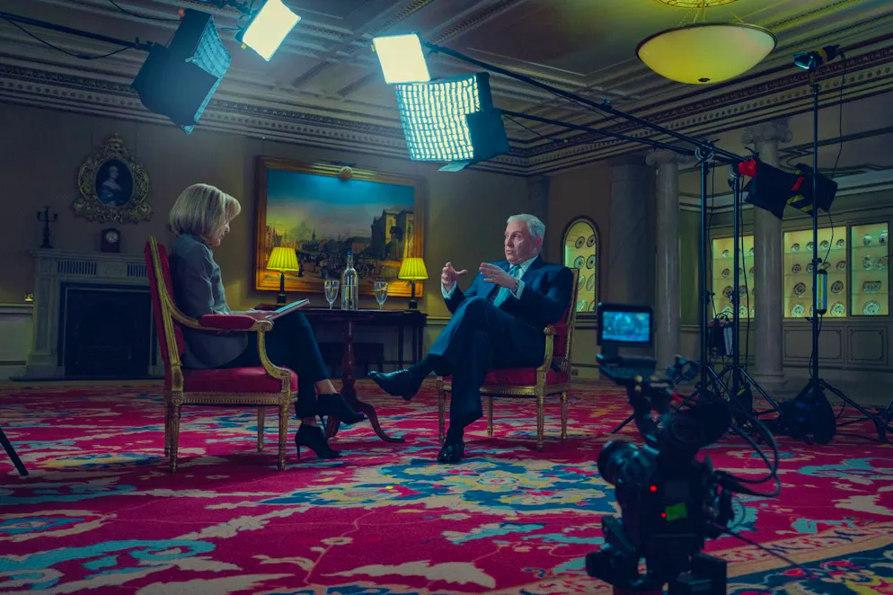 «Scoop»: Gillian Anderson bringt Prinz Andrew zu Fall. Das Interview, das Prinz Andrew seine royalen Ämter kostete: TV-Modertorin Emily Maitlis (Gillian Anderson) und «Randy Andy» (Rufus Sewell) in einem nachgebauten Zimmer des Buckingham Palace in «Scoop».