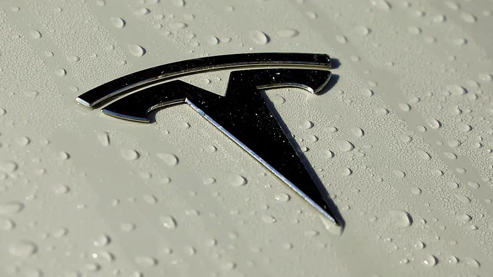 Tesla betonte stets, dass Autofahrende zu jeder Zeit den Überblick über die Verkehrssituation und die Kontrolle über das Fahrzeug behalten sollen. (Archivbild)