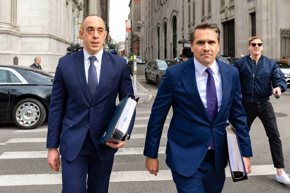 Les avocats de l'ancien président Donald Trump, Emil Bove, à gauche, et Todd Blanche, à droite, sortent de la cour d'appel de l'État de New York, lundi 8 avril 2024, à New York. (AP Photo/Peter K. Afriyie)