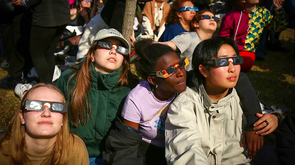 Menschen beobachteten eine Sonnenfinsternis. Millionen Menschen in Mexiko, den USA und Kanada haben am Montag eine totale Sonnenfinsternis erlebt. Foto: Serkan Senturk/ZUMA Press Wire/dpa