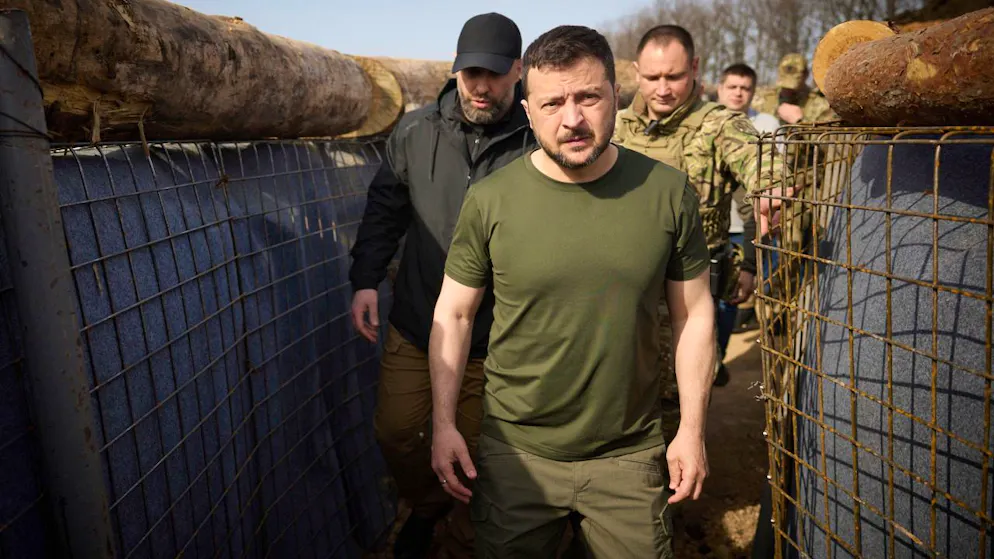 HANDOUT - Wolodymyr Selenkyj,P räsident (v) der Ukraine, besucht die Befestigungslinien in der Region von Charkiw. Foto: Uncredited/Ukrainian Presidential Press Office/AP/dpa - ACHTUNG: Nur zur redaktionellen Verwendung im Zusammenhang mit der aktuellen Berichterstattung und nur mit vollständiger Nennung des vorstehenden Credits