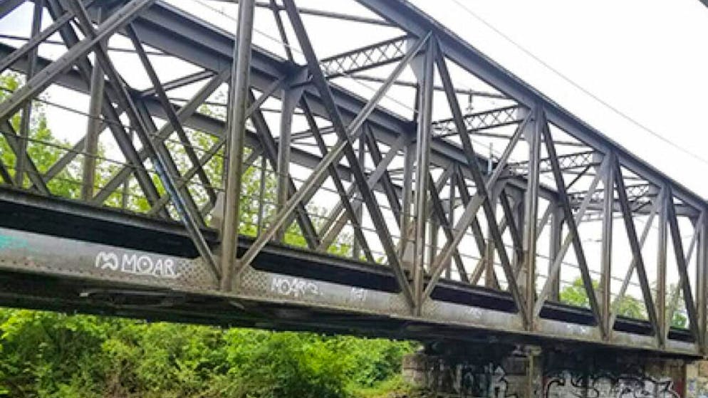 Diese SBB-Brücke in Münchenstein BL muss ersetzt werden. Die Arbeiten beginnen am kommenden Montag. (Archivbild)