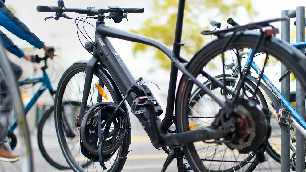 Die Kantonspolizei Zürich hat am Donnerstag drei Männer festgenommen, die mindestens 18 E-Bikes gestohlen haben sollen. (Symbolbild)