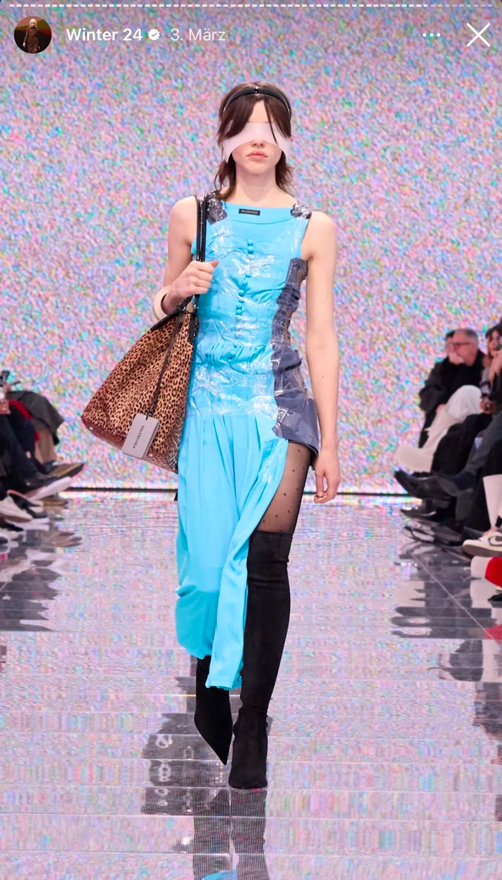 Look aus der Herbst-/Winterkollektion 2024/25 von Balenciaga an der Paris Fashion Week. 