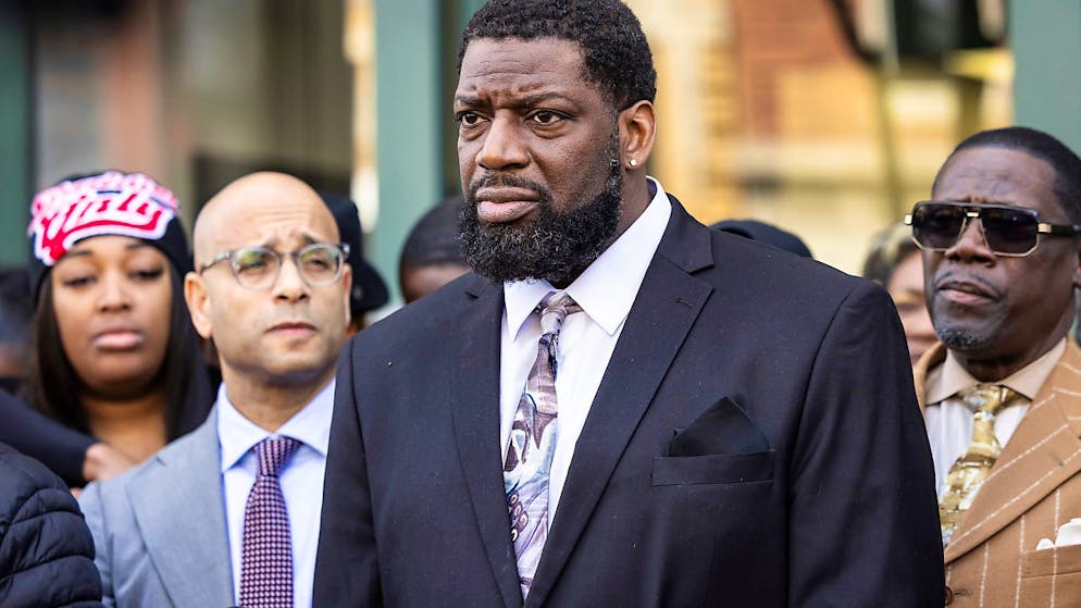 Flankiert von Familienmitgliedern, Anwälten und Unterstützern spricht Dexter Reed Sr. zu Reportern vor dem Hauptquartier des Civilian Office of Police Accountability. Sein Sohn wurde bei einer Verkehrskontrolle durch die Polizei von Chicago erschossen. Foto: Ashlee Rezin/Chicago Sun-Times/AP/dpa