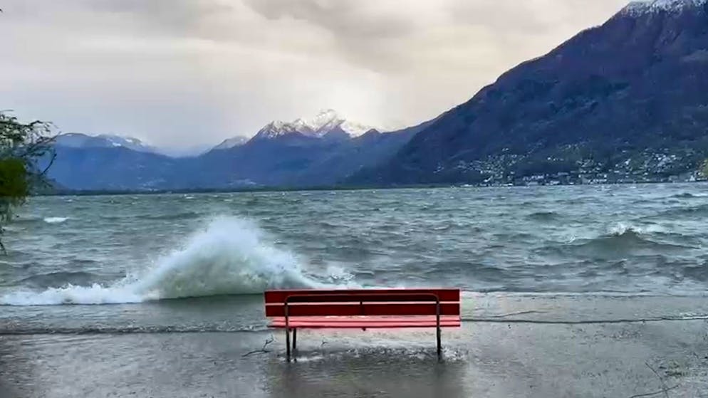 Onde sul lago di Locarno