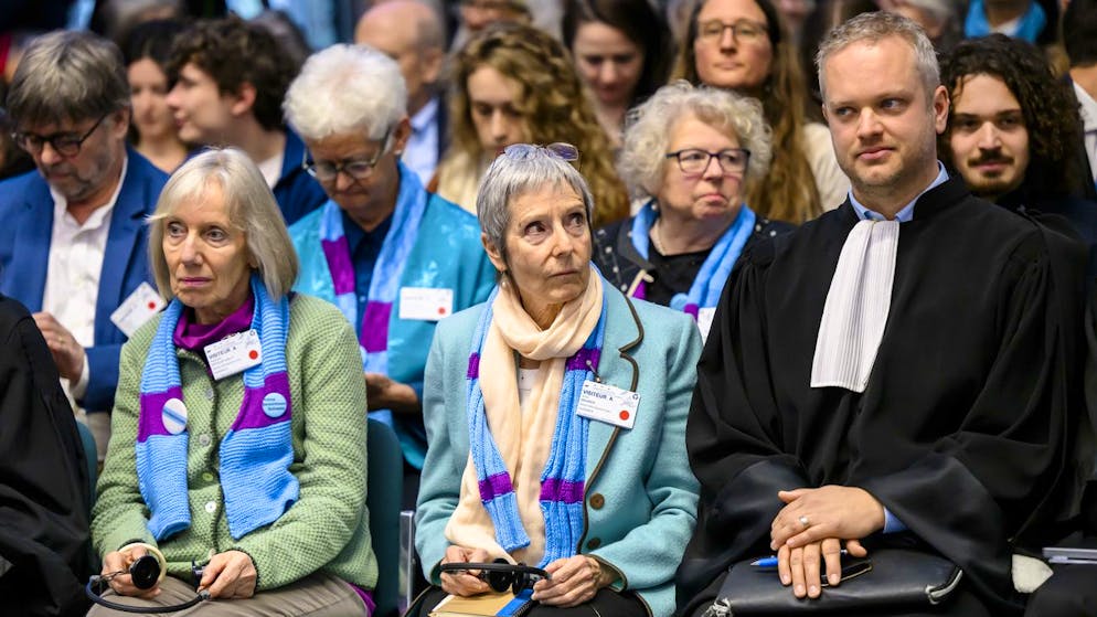Die Klimaseniorinnen Rosmarie Wydler-Wälti (l.) und Anne Mahrer bei der Urteilsverkündung in Strassburg. (9. April 2024)