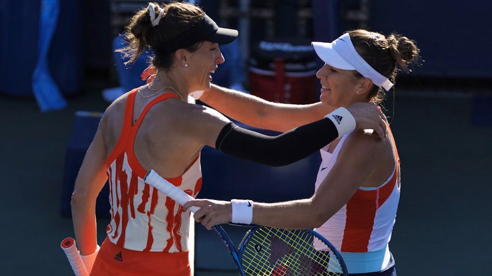 Andrea Petkovic abbraccia Belinda Bencic al termine della sua ultima partita della carriera agli US Open del 2022.