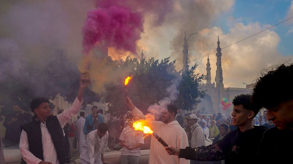 Muslime feiern Eid al-Fitr, das Ende des heiligen muslimischen Fastenmonats Ramadan, vor der al-Seddik Moschee in Kairo, Ägypten. Foto: Amr Nabil/AP/dpa