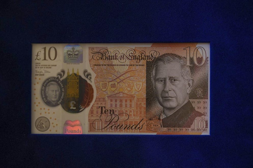 So sehen die ersten Banknoten mit König Charles III. aus. Die 10-Pfund-Note trägt das Antlitz von König Charles III. Ab 5. Juni befinden sich die neuen Banknoten im Umlauf.