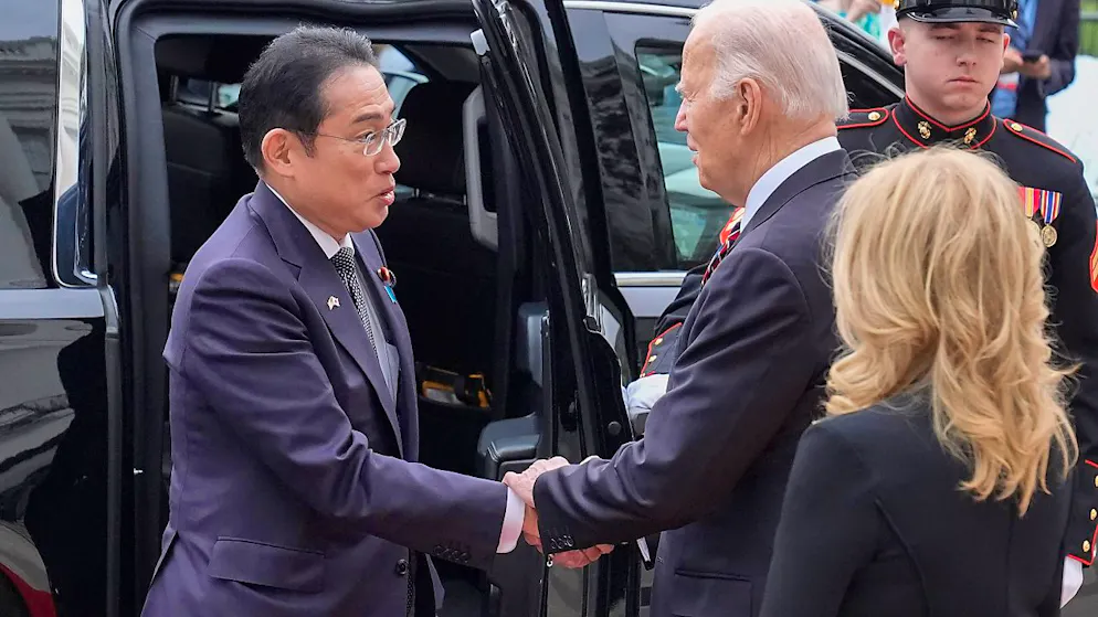 US-Präsident Joe Biden (M) und First Lady Jill Biden begrüßen Japans Ministerpräsident Fumio Kishida (l) bei seiner Ankunft im Weißen Haus. Foto: Alex Brandon/AP