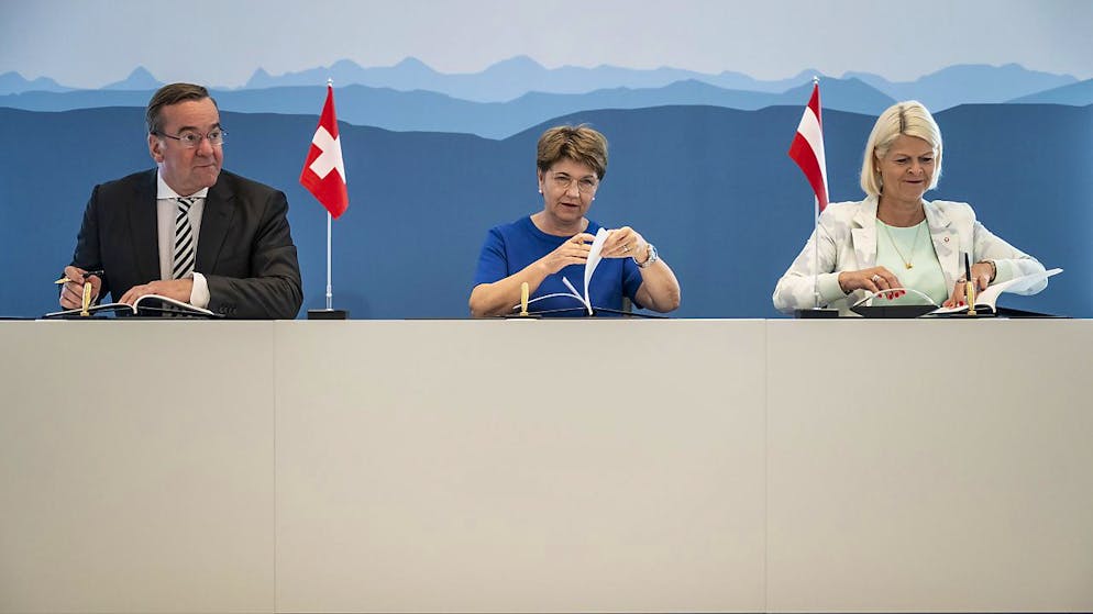 La conseillère fédérale Viola Amherd (centre) avait signé avec ses homologues allemand, Boris Pistorius (gauche) et autrichien  Klaudia Tanner (droite) une déclaration d'intention sur le bouclier antimissile européen en juillet 2023 (archives).