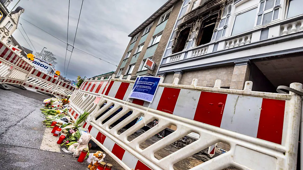 ARCHIV - Blumen und Kerzen liegen vor dem Brandort in Solingen. Nach dem Brand mit vier Toten in Solingen hat die Polizei einen Verdächtigen ermittelt. Der 39-Jährige soll zwei Wochen nach dem Feuer zudem einen Mann mit einer Machete angegriffen und lebensgefährlich verletzt haben, wie die Ermittler am 10.04.2024 in Wuppertal mitteilten. Foto: Christoph Reichwein/dpa