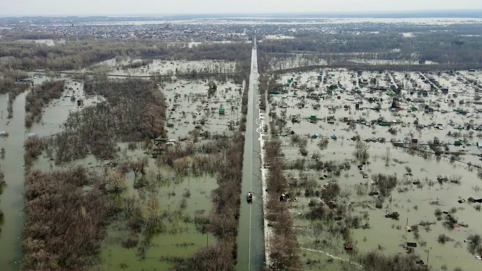 Hochwasser in der Stadt Orsk, wo Dämme gebrochen sind. (9. April 2024) 