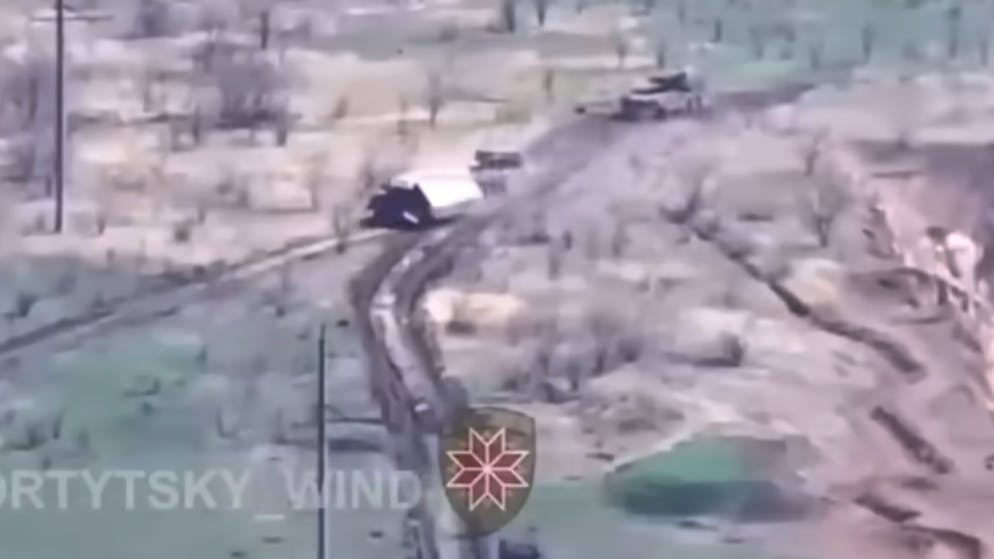 Der «Schildkröten-Panzer» nahe Krasohoriwka auf einem Video der ukrainischen Streitkräfte vom 9. April.