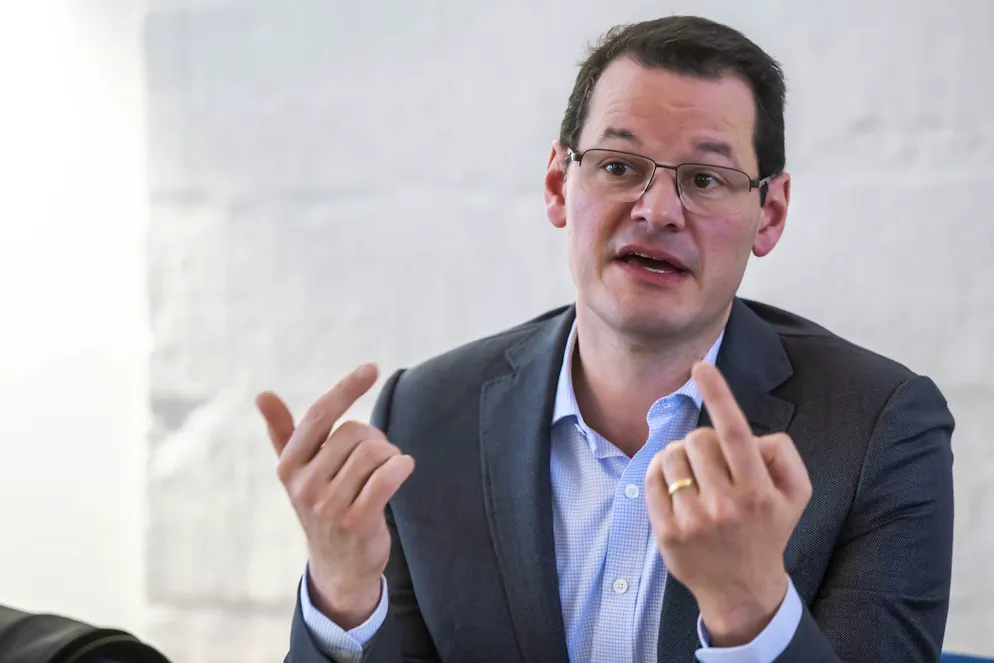 Le Temps rappelle que Panteleimoin Giannakopoulos est un fidèle de Pierre Maudet. Les deux hommes ont tissé des liens après le drame d'Adeline, cette jeune mère socio-thérapeute qui avait été assassinée par un détenu lors d'une sortie accompagnée et dont le tragique destin avait remué toute la Suisse. (archives)