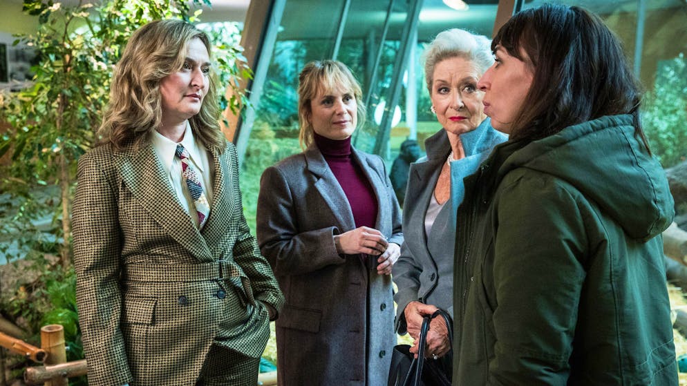 Was ist das Problem mit Blutdiamanten?. Staatsanwältin Anita Wegenast (Rachel Braunscheig, links) und die Kommissarin Isabelle Grandjean (Anna Pieri Zuercher, zweite von links) möchten den Fall des toten Schimpansen an die Abteilung für Sachbeschädigung übergeben, doch die Verwaltungsrätin des Zoos, Rosi Bodmer (Heidi Maria Glössner, zweite von rechts) und Kommissarin Tessa Ott (Carol Schuler) pochen auf eine lückenlose Aufklärung.