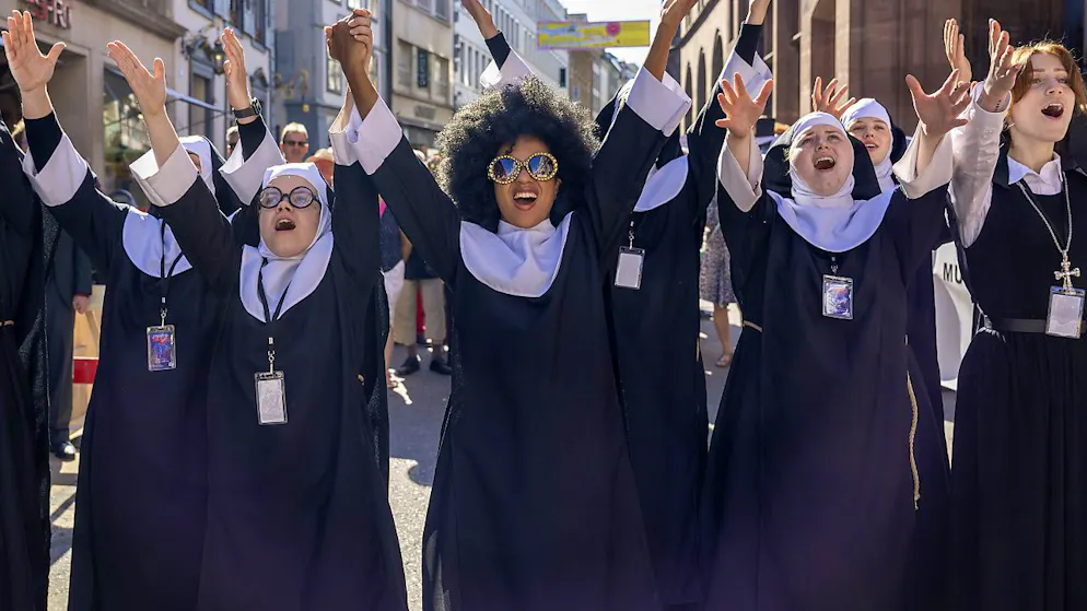 Darstellerinnen des Musicals Sister Act bei einer Kundgebung zum Erhalt des Musical Theaters Basel. (Archivbild)