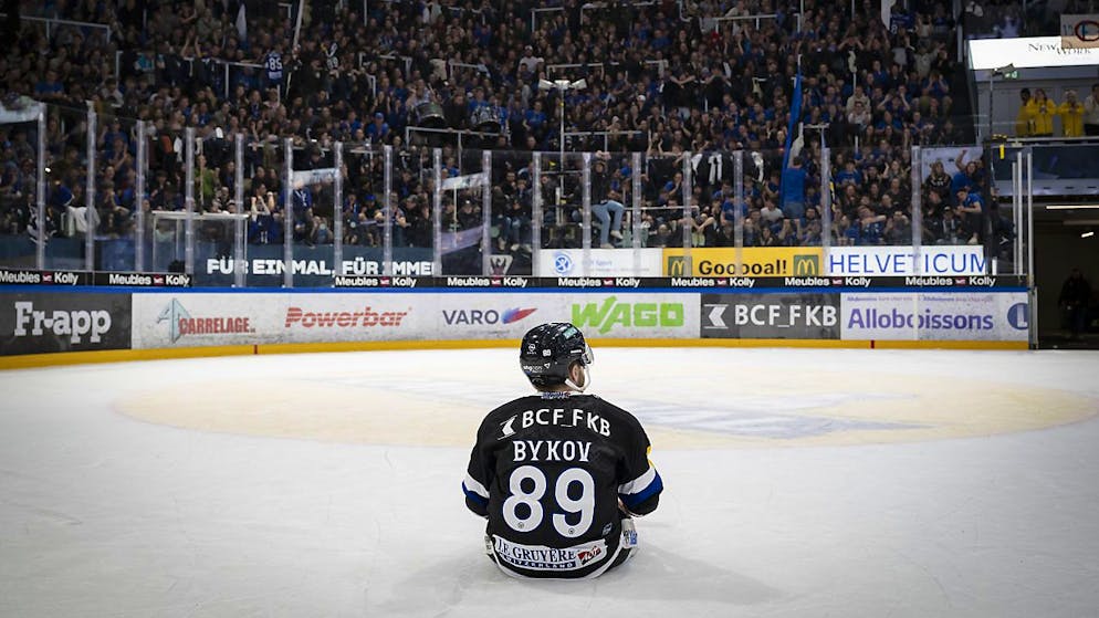 Andreï Bykov a été longuement honoré par le public fribourgeois après l'élimination de Gottéron.