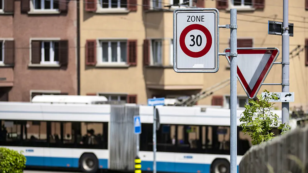Eine Initiative fordert ein generelles Verbot von Tempo 30 auf Stadtzürcher Hauptverkehrsachsen. Parlament und Stadtrat sind dagegen. (Archivbild)