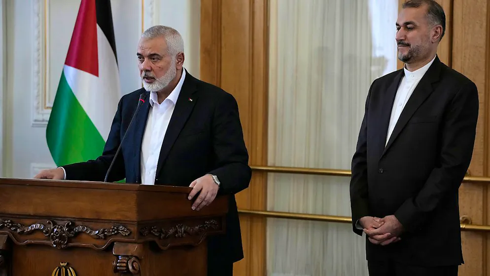 Ismail Hanija (l), Chef der Hamas, spricht während einer Pressekonferenz nach seinem Treffen mit Hussein Amirabdollahian, Außenminister des Iran. Foto: Vahid Salemi/AP/dpa