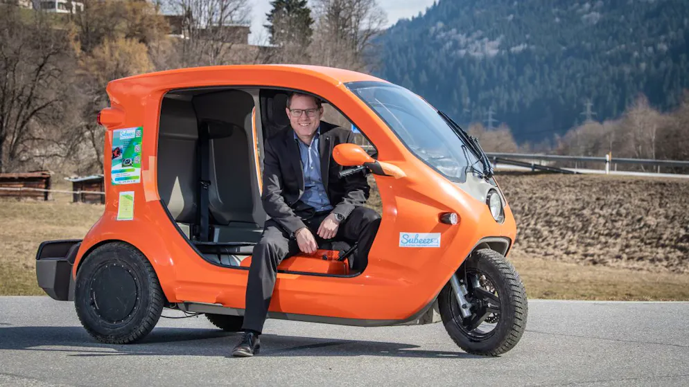 In Disentis sind die E-Tuk-Tuks bereits seit Mitte März unterwegs. Die Zürcher SP möchte deren Einsatz auch für den Kanton Zürich prüfen. Im Bild der Gemeindepräsident von Disentis, René Epp.