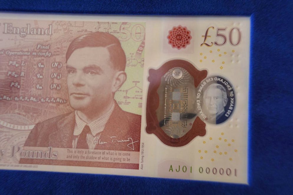 So sehen die ersten Banknoten mit König Charles III. aus. Die 50-Pfund-Note hat schlicht ein Charles-Hologramm.