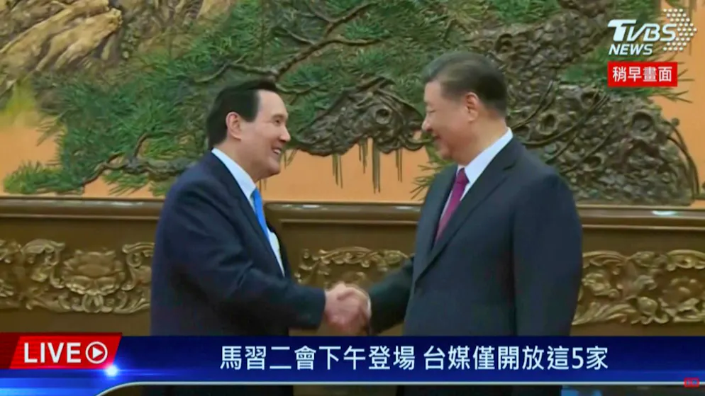 HANDOUT - In diesem Bild aus einem Video des taiwanesischen Fernsehsenders TVBS trifft sich  Xi Jinping (r), Präsident von China, mit dem  Ma Ying-jeou, ehemaliger Präsident von Taiwan. Foto: Anonymous/TVBS via AP/dpa - ACHTUNG: Nur zur redaktionellen Verwendung im Zusammenhang mit der aktuellen Berichterstattung und nur mit vollständiger Nennung des vorstehenden Credits