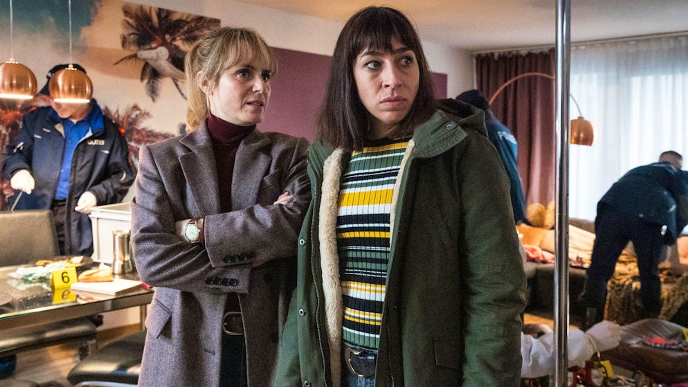 Was ist das Problem mit Blutdiamanten?. Die Kommissarinnen Isabelle Grandjean (Anna Pieri Zuercher, links) und Tessa Ott (Carol Schuler) bekamen es im siebten Zürich-«Tatort: Von Affen und Menschen» mit einer Mordserie zu tun.