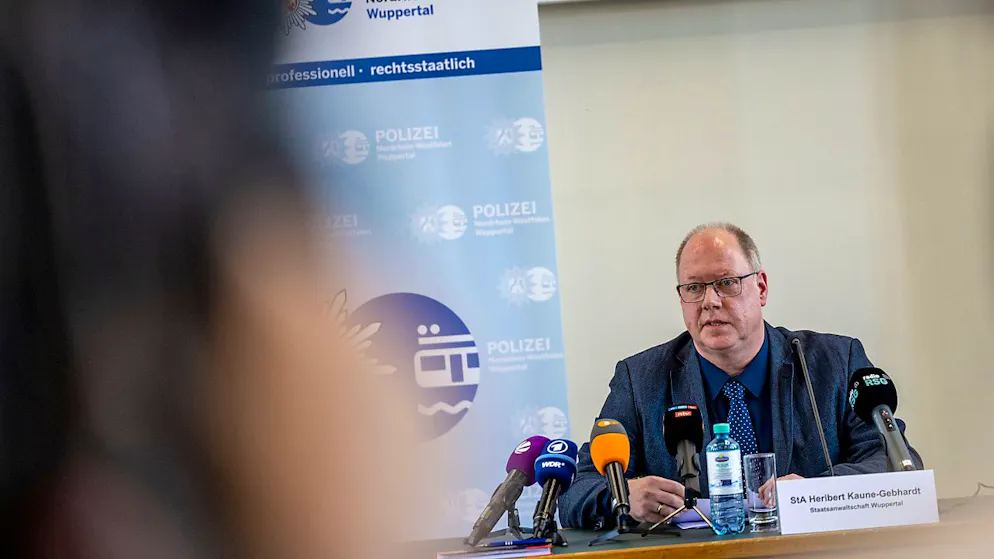 Staatsanwalt Heribert Kaune-Gebhardt spricht bei einer Pressekonferenz von Polizei und Staatsanwaltschaft zum Ermittlungsstand nach tödlicher Brandstiftung und einem Machetenangriff in Solingen. Zwei Wochen nach dem verheerenden Feuer mit vier Toten in Solingen hat die Polizei einen Verdächtigen ermittelt. Er steht unter dem Verdacht des vierfachen Mordes, wie die Ermittler am Mittwoch in Wuppertal mitteilten. Der 39-Jährige soll zwei Wochen später erneut versucht haben, einen Menschen umzubringen, indem er einen Mann mit einer Machete angegriffen und lebensgefährlich verletzt haben soll. Deswegen sei gegen ihn bereits Haftbefehl wegen versuchten Totschlags erlassen worden. Foto: Christoph Reichwein/dpa