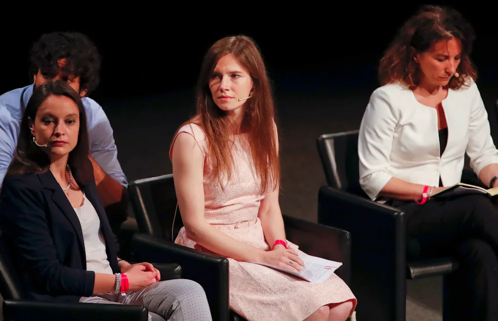 Die US-Amerikanerin Amanda Knox (m.) 2019 bei einem Kongress zu Justizirrtümern in Modena.