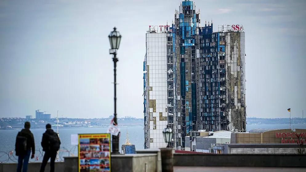 ARCHIV - Das zerstörte Hotel Odessa ist am Morgen in der Hafenstadt zu sehen. Foto: Kay Nietfeld/dpa