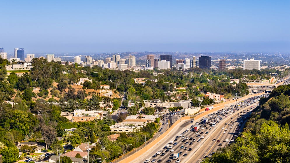 Die stets stark befahrene 405-Autobahn in Los Angeles, auf der ein neunjähriges Mädchen mit seiner acht Monate alten Schwester gefunden wurde – die Mutter warf die beiden offenbar während der Fahrt aus dem Porsche Cayenne.