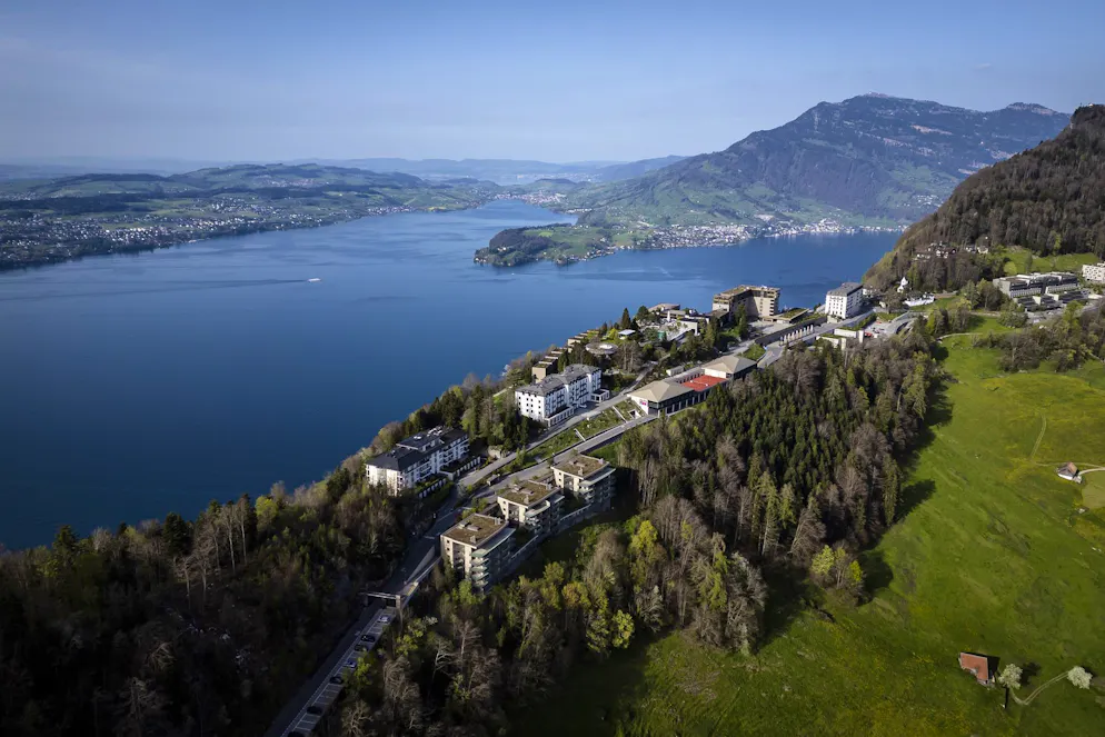 Der Berg Bürgenstock mit dem Bürgenstock Resort über dem Vierwaldstättersee.