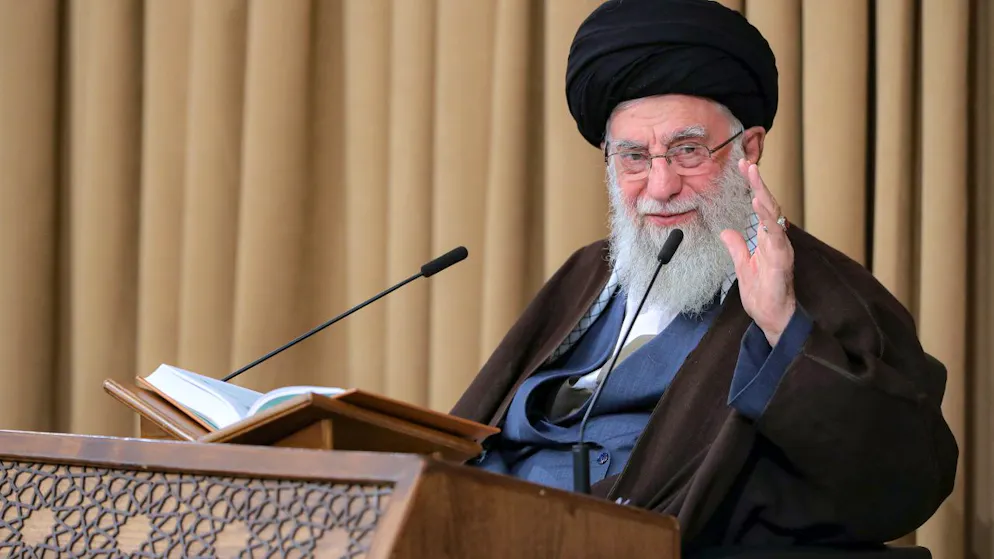 HANDOUT - Ajatollah Ali Chamenei, Oberster Führer des Iran, trifft sich am ersten Tag des gesegneten Monats Ramadan mit einer Reihe von Koranrezitatoren. Foto: -/Zuma Press/dpa