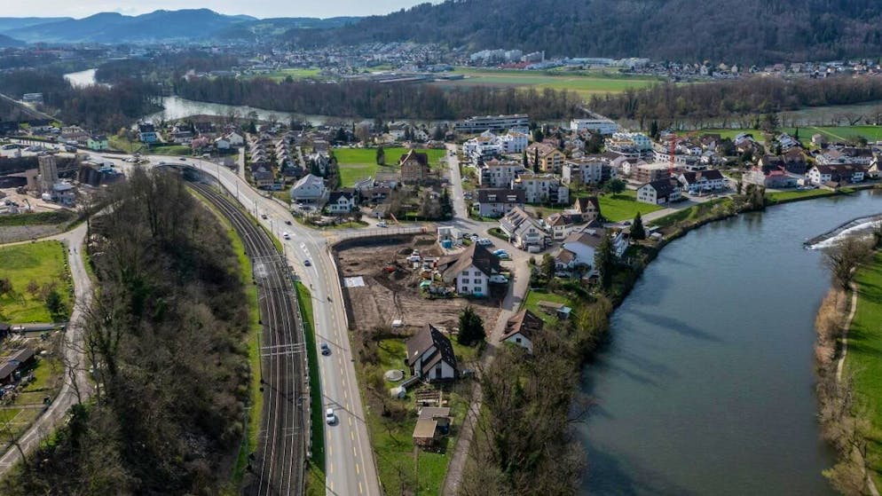 Rettungsgrabung zwischen Bahngleis, Strasse und Limmat: Die Aargauer Kantonsarchäologie erhofft sich neue Erkenntnisse zu einer römischen Siedlung. Wenn die Ausgrabungsarbeiten fertig sind, entsteht auf dem Areal eine Überbauung.