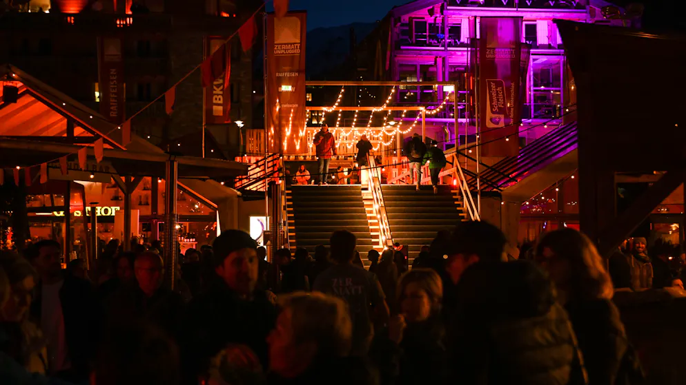 Jack Savoretti. Am Abend verwandelt sich das Taste Village in ein Lichtermeer.