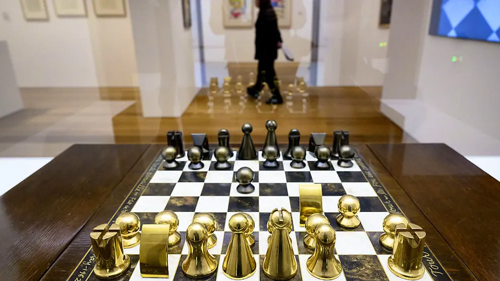 La nouvelle exposition du MCBA, consacrée au surréalisme, s'ouvre sur une section dédiée aux échecs.