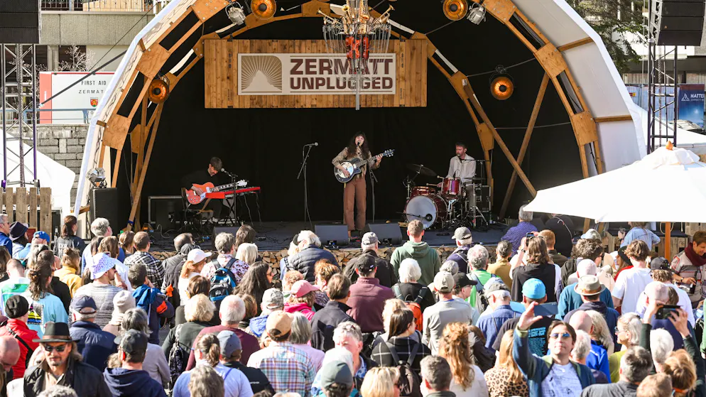 Zermatt 2. Das Wetter kombiniert mit Livemusik lässt die Besucher*innen in Scharen in das Taste Village strömen...