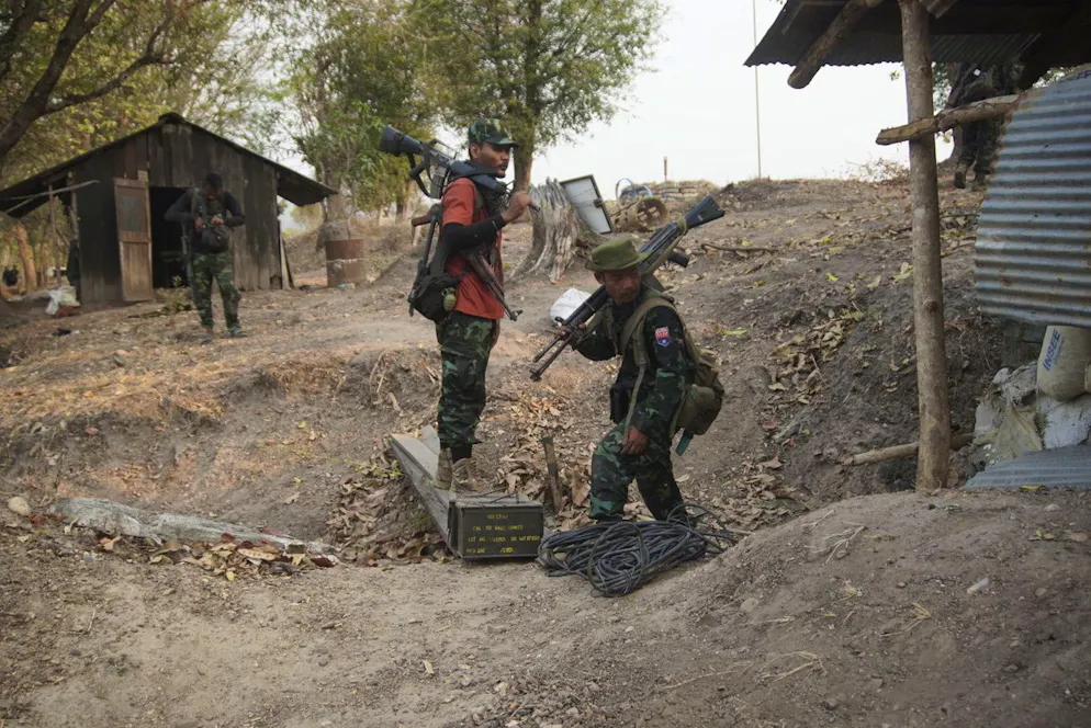 Des membres de l'Armée de libération nationale Karen et de la Force de défense populaire rassemblent des armes après avoir capturé un avant-poste de l'armée, dans la partie sud de la commune de Myawaddy, dans l'État de Kayin, au Myanmar, le 11 mars 2024. (AP Photo/METRO)