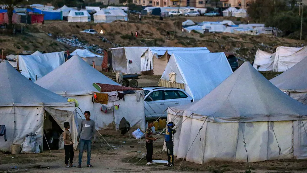 Ces Palestiniens ont fui leur logement dans le nord de la bande de Gaza à cause de la guerre et vivent dans un camp de réfugiés dans le sud de l'enclave palestinienne.