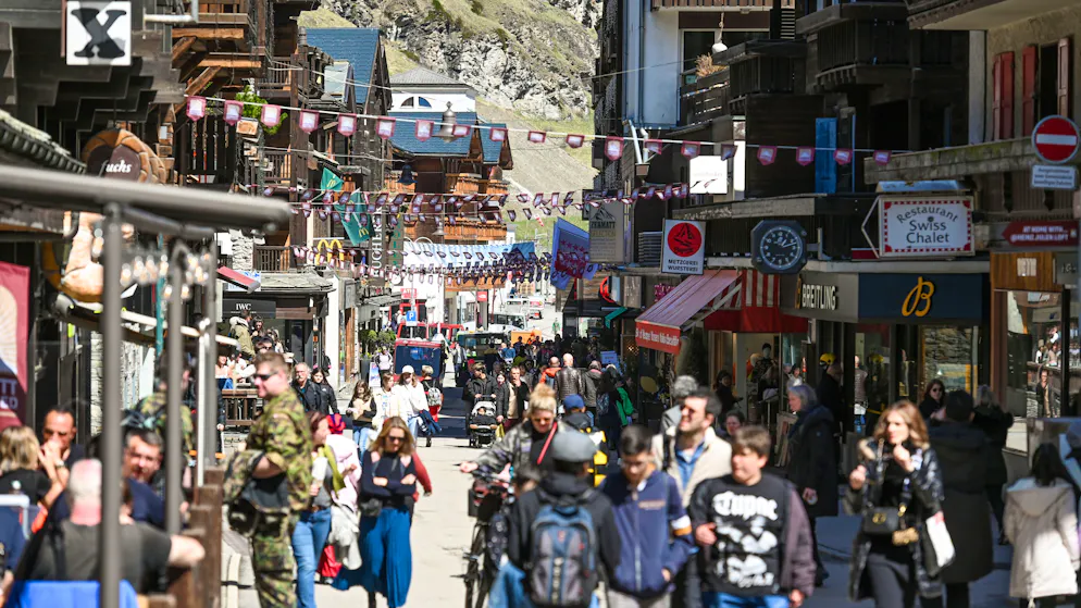 Zermatt Unplugged Donnerstag. Die Gassen in Zermatt sind geschmückt und gut besucht.