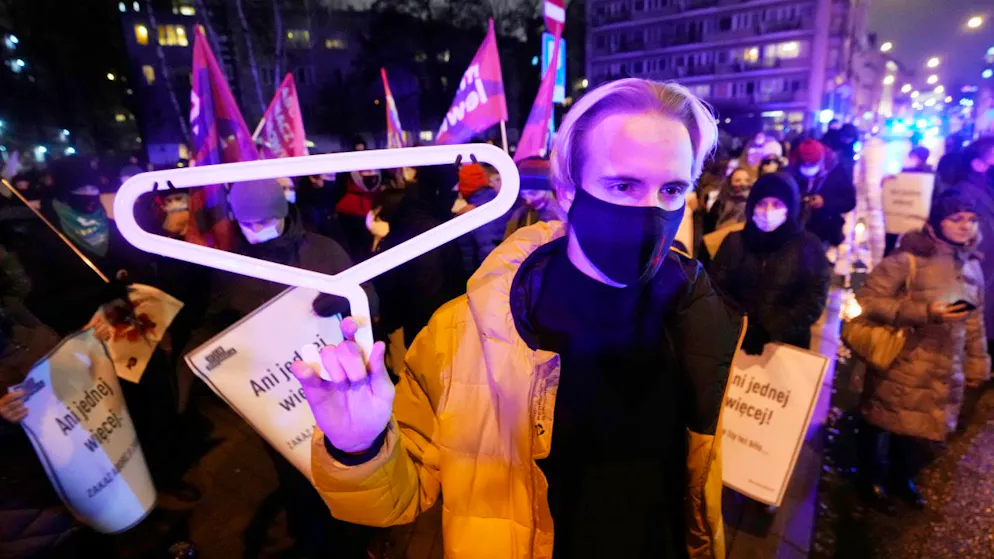 ARCHIV - Ein Demonstrant hält einen Kleiderbügel, ein Symbol für gefährliche illegale Schwangerschaftsabbrüche, während einer Demonstration vor dem polnischen Parlament. Das mitregierende Linksbündnis Lewica hat für eine Entkriminalisierung von Abtreibungen bis zur 12. Schwangerschaftswoche geworben. Foto: Czarek Sokolowski/AP/dpa