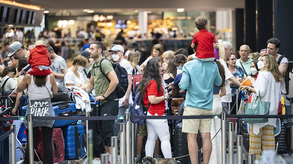 Der Flughafen Zürich hat auch im März deutlich mehr Passagiere abgefertigt als im Vorjahresmonat. Insgesamt reisten im März 2,34 Millionen Passagiere über den grössten Flughafen der Schweiz. Das waren 12,4 Prozent mehr als im März 2023. (Archivbild)