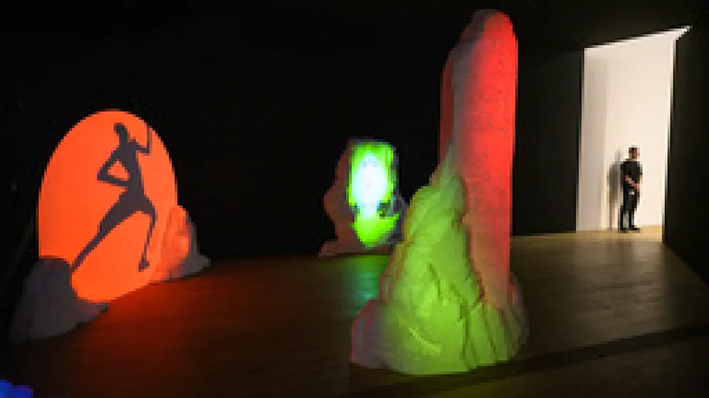 Kantonales Kunstmuseum in Lausanne zeigt hundert Jahre Surrealismus - Gallery. Mit seinem Werk "La voie vers les ancetres/Le miroir, 2024" bezieht sich der zeitgenössische Genfer Künstler Tristan Bartolini in der Ausstellung "Surrealismus. Le grand jeu" im Musee cantonal des Beaux-Arts in Lausanne auf das Leben und die Visionen des historischen Mediums Elise Müller.