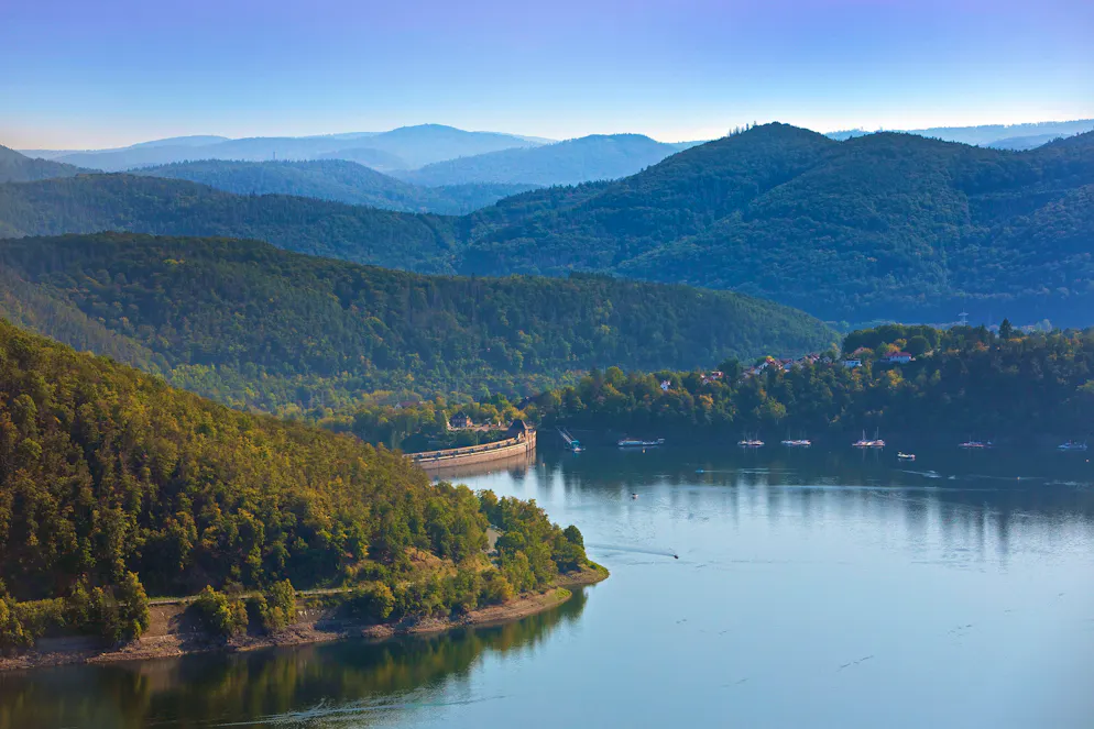 Der Edersee mit der Edertalsperre. Hier wurden vor 90 Jahren zwei Waschbärpaare  ausgesetzt.