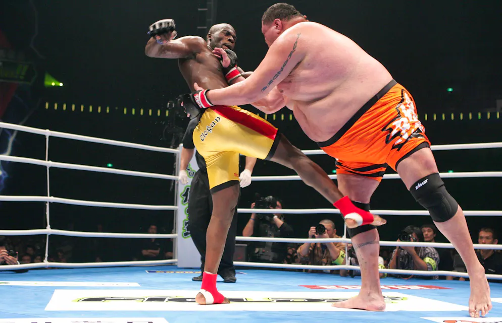 Im K-1-Ring war Akebono weit weniger erfolgreich als auf der Sumo-Matte – Kampf gegen Bobby Ologun (Nigeria) an Silvester 2005.