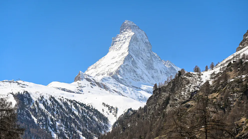 Zermatt Unplugged Donnerstag. Das Wahrzeichen der Schweiz schlechthin: Das Matterhorn präsentiert sich von seiner schönsten Seite und ist ein beliebtes Fotosujet der zahlreichen Tourist*innen im Dorf.