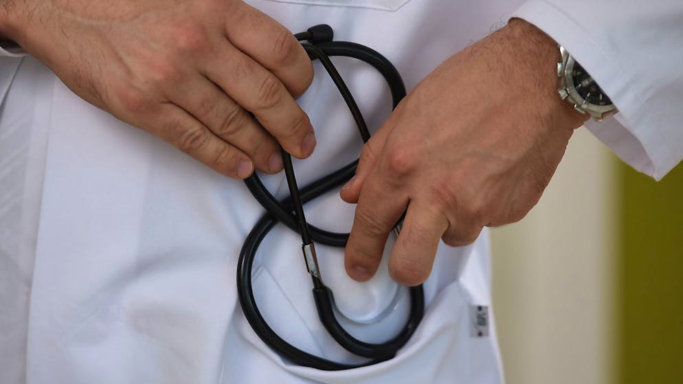 Die Revision des Gesundheitsgesetzes ermöglicht Zulassungsbeschränkungen für Ärztinnen und Ärzte. (Symbolbild)